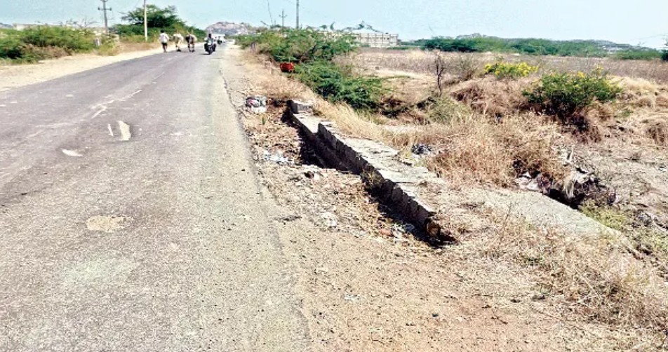 ఈ రోడ్డులో ఆదమరిస్తే అంతే సంగతులు..